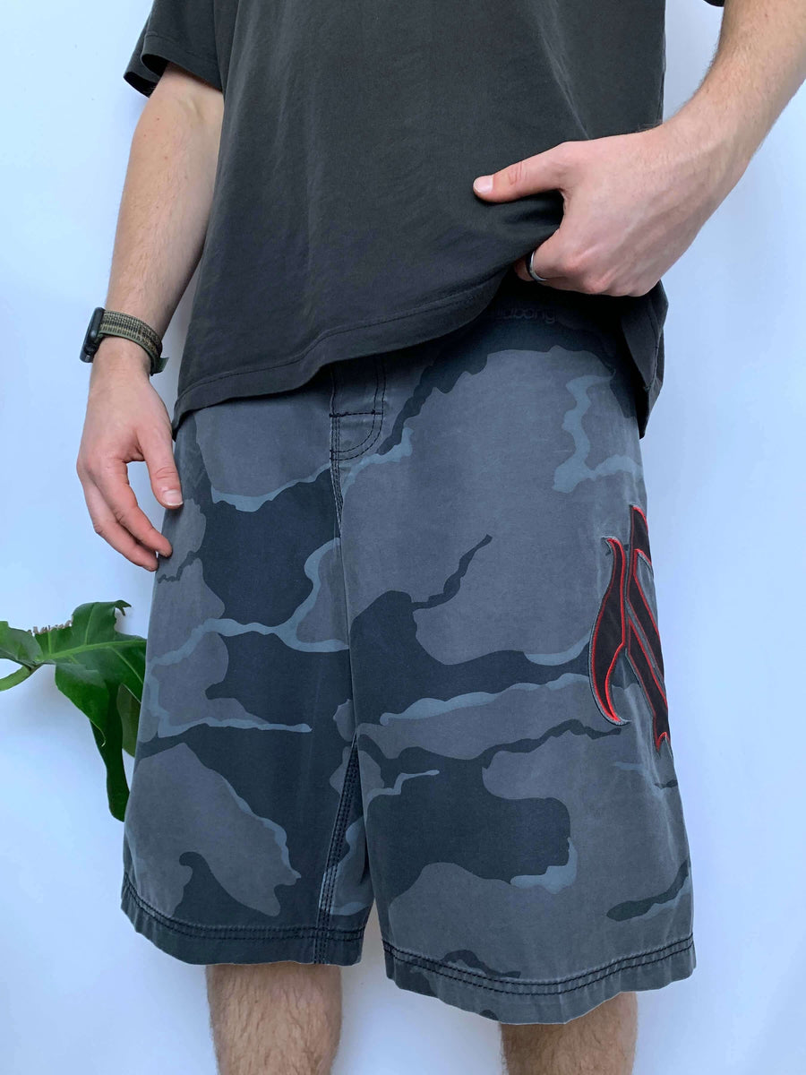 Y2K BILLABONG BIG SPELLOUT CAMO BOARDIES - W34