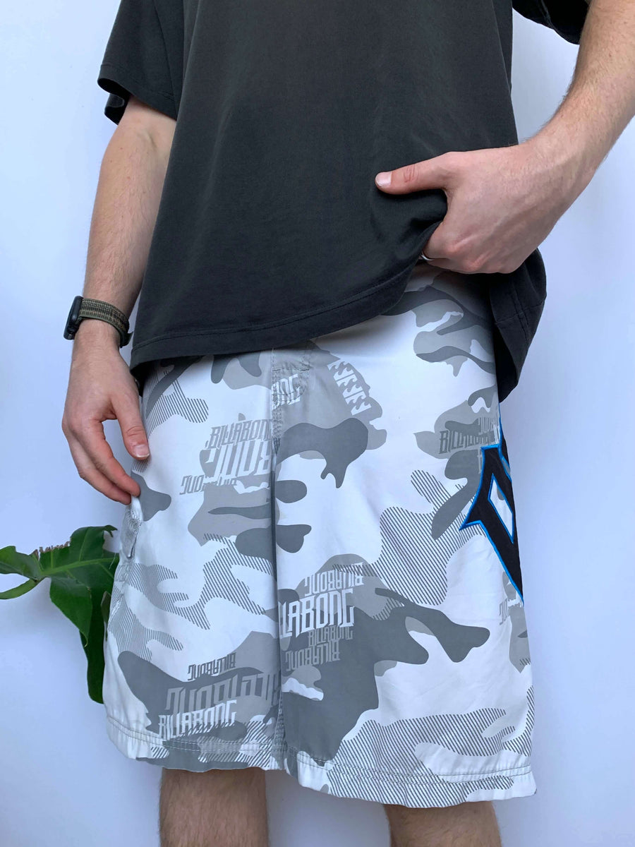 Y2K BILLABONG BIG SPELLOUT CAMO BOARDIES - W30