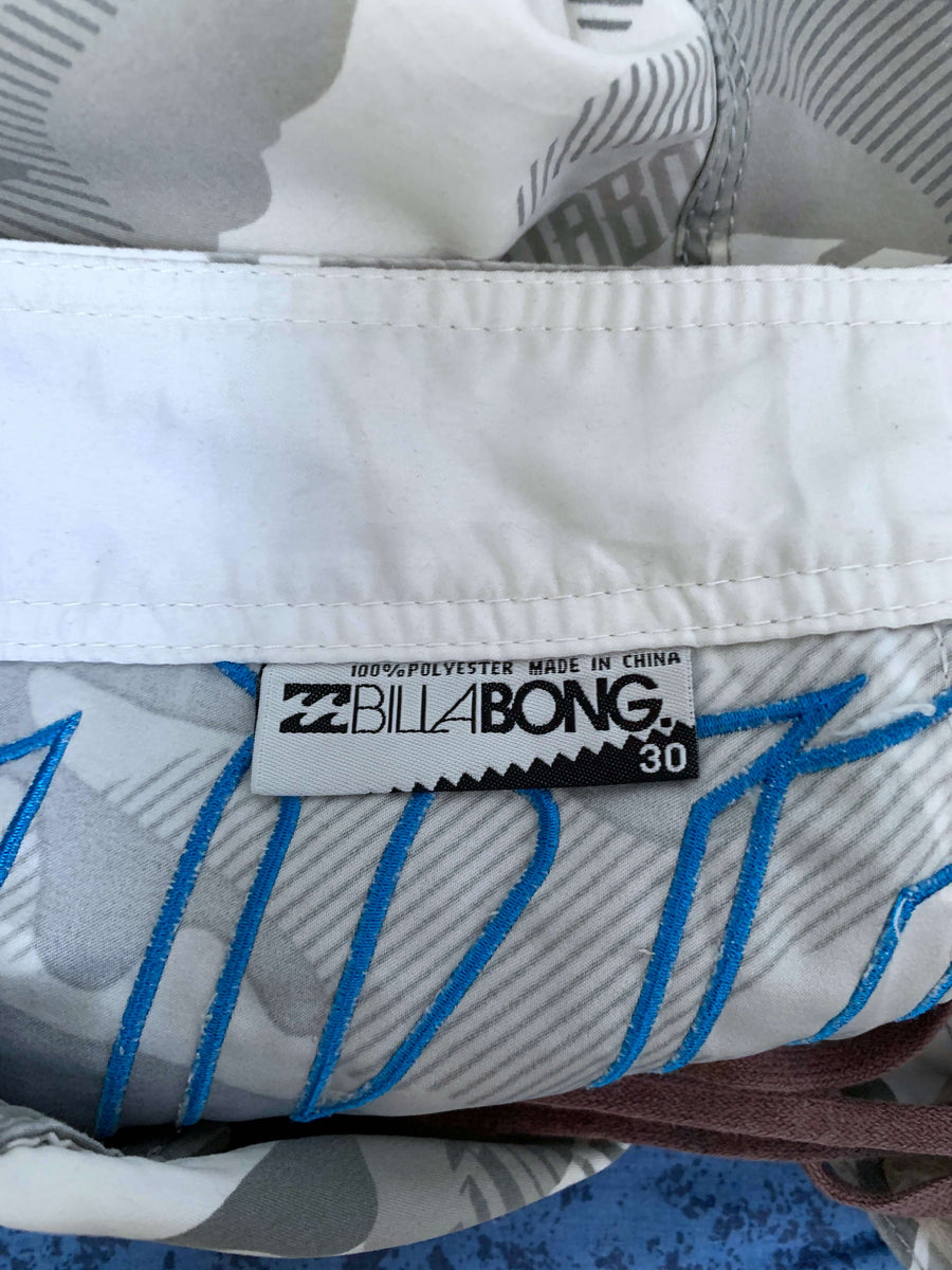 Y2K BILLABONG BIG SPELLOUT CAMO BOARDIES - W30