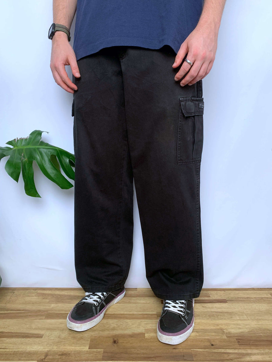 CLASSIC BLACK WRANGLER CARGO PANTS - W34/35