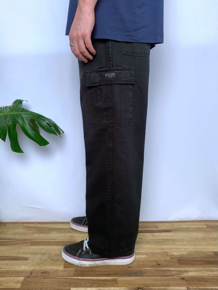 CLASSIC BLACK WRANGLER CARGO PANTS - W34/35