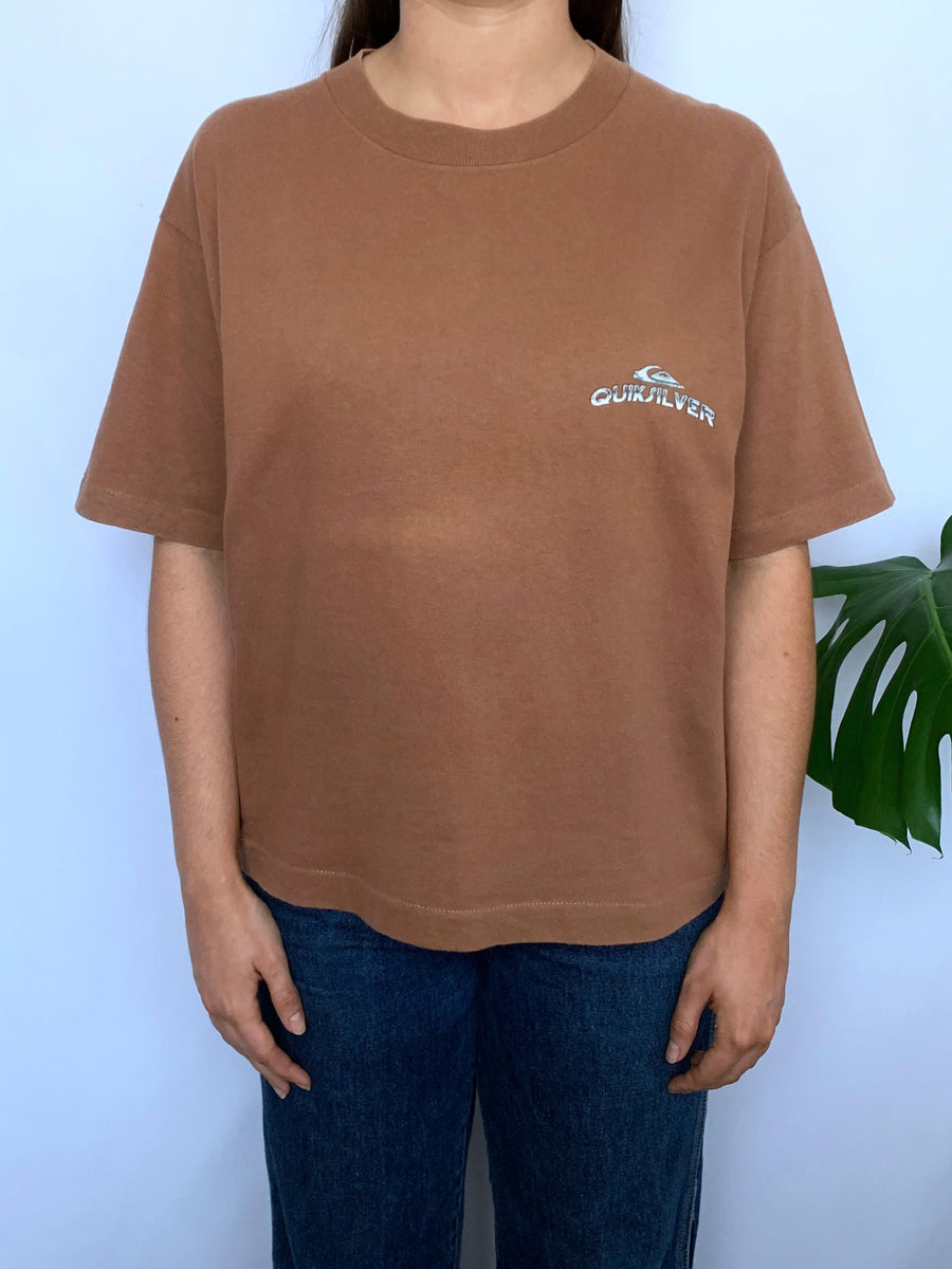 BROWN 90S QUIKSILVER GRAPHIC TEE - 8/10