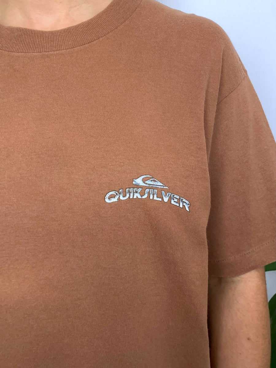 BROWN 90S QUIKSILVER GRAPHIC TEE - 8/10