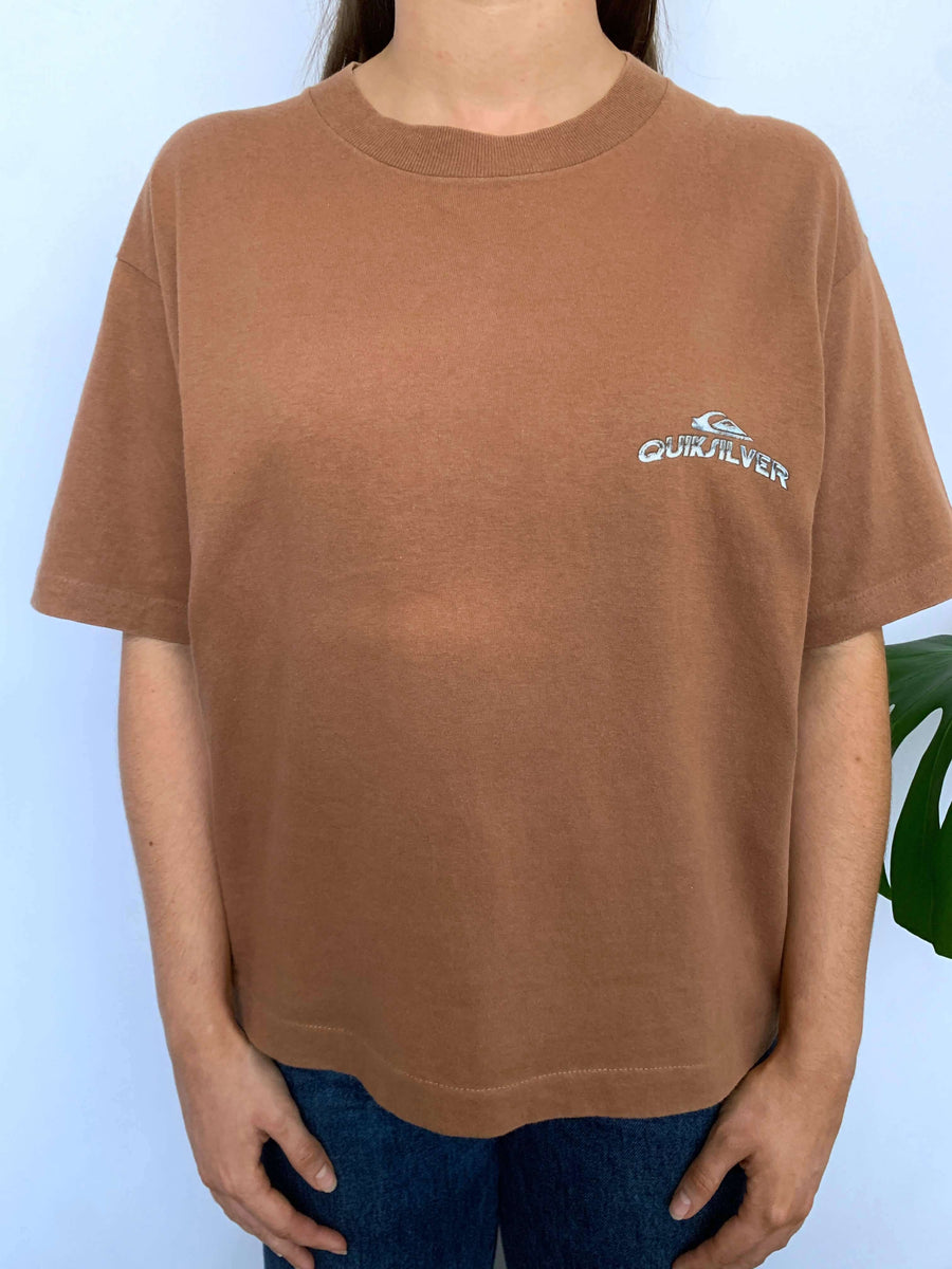 BROWN 90S QUIKSILVER GRAPHIC TEE - 8/10