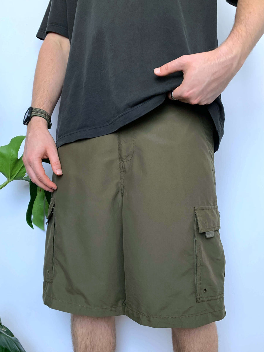 ARMY GREEN BAGGY VINTAGE QUIKSILVER CARGO SHORTS - W33/34