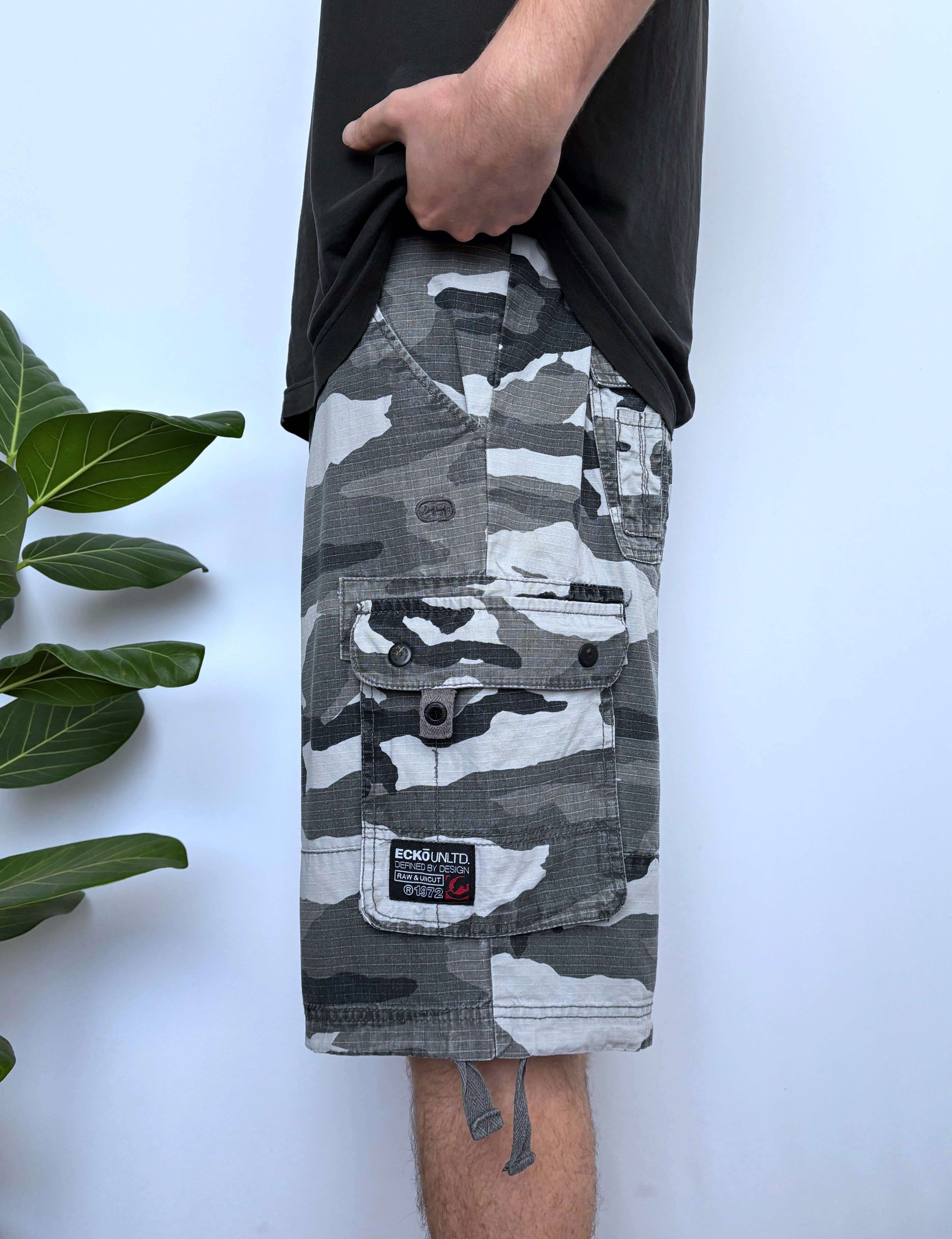 VINTAGE ECKO CAMO CARGO SHORTS - W38