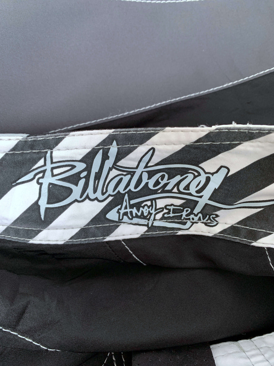 Y2K BILLABONG ANDY IRONS RISING SUN BOARDIES - W32