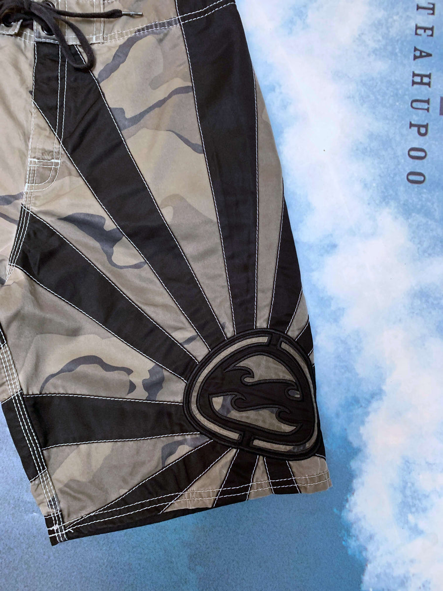 Y2K BILLABONG ANDY IRONS 3X WORLD CHAMP RISING SUN BOARDIES - W29