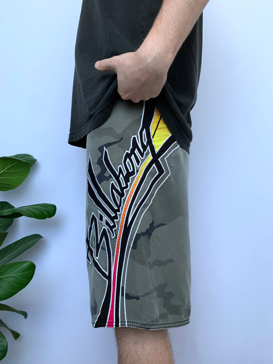 CAMO Y2K BILLABONG MARK OCCHILUPO SIGNATURE BOARDIES - W32