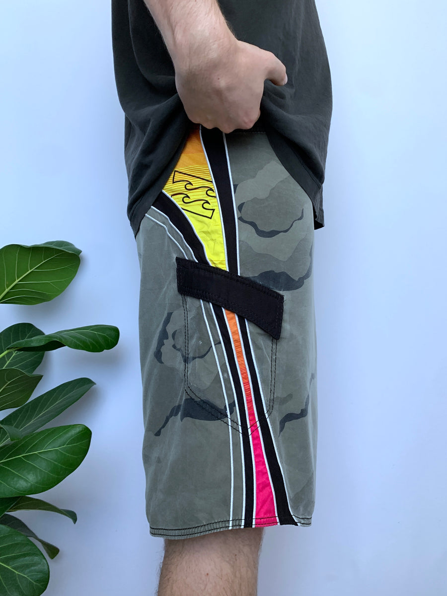 CAMO Y2K BILLABONG MARK OCCHILUPO SIGNATURE BOARDIES - W32