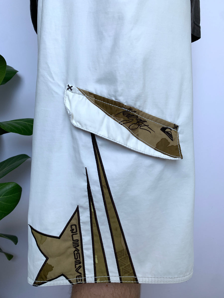 Y2K QUIKSILVER KELLY SLATER 'KELLY'S FAVOURITE SURFING HAUNTS' BOARDIES - W34