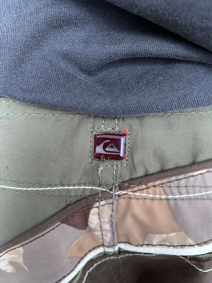 Y2K QUIKSILVER CAMO LOGO BOARDIES - W36/37