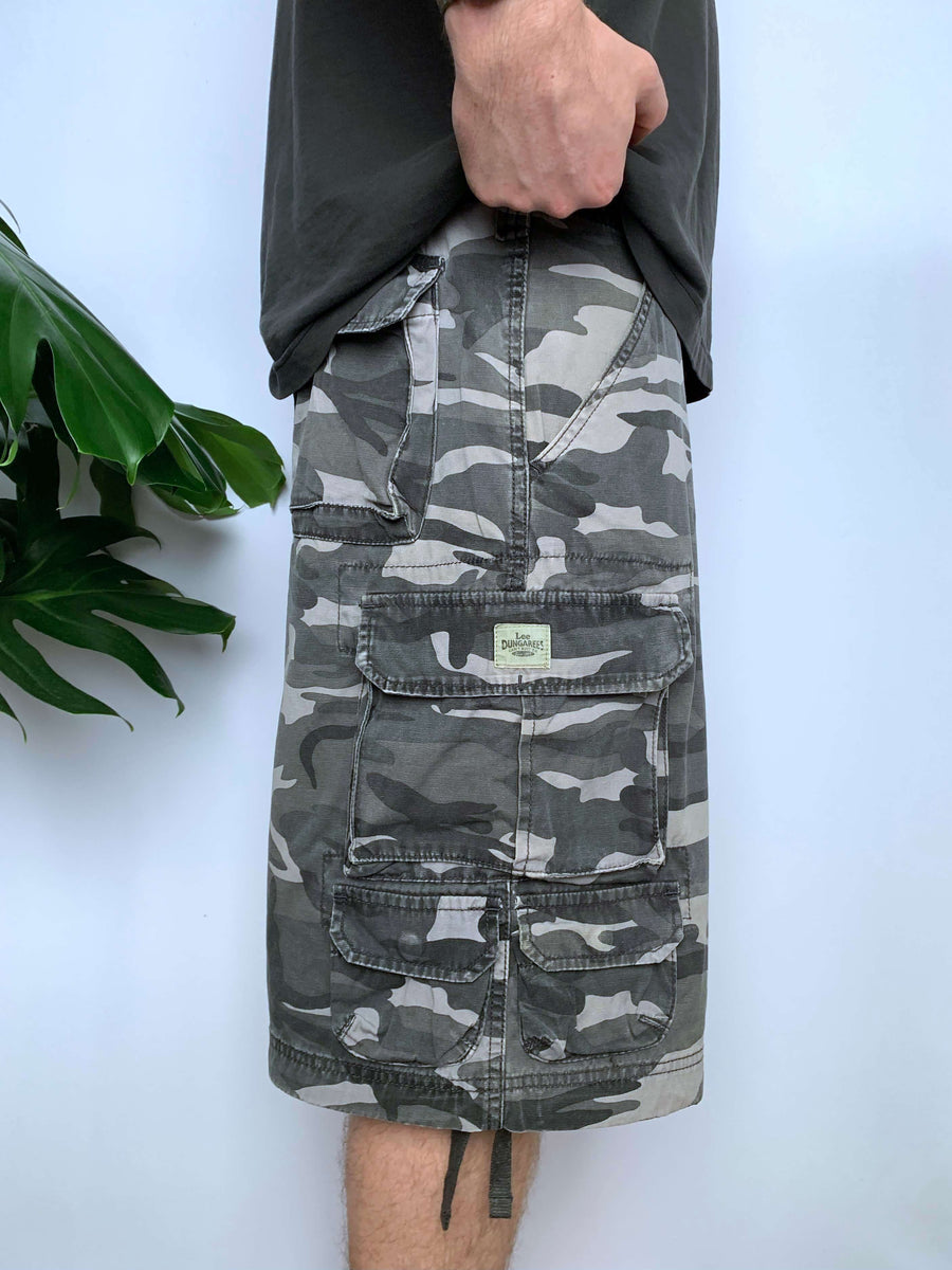 VINTAGE LEE DUNGAREES CAMO CARGO SHORTS - W38