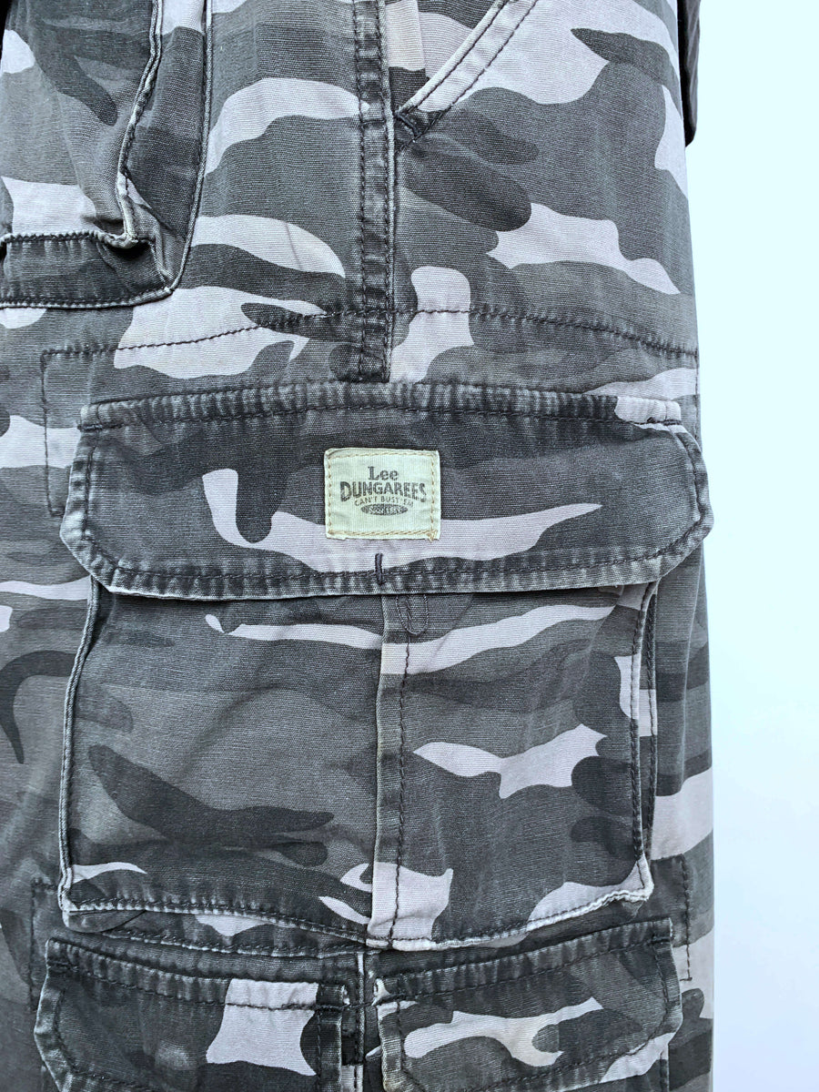 VINTAGE LEE DUNGAREES CAMO CARGO SHORTS - W38