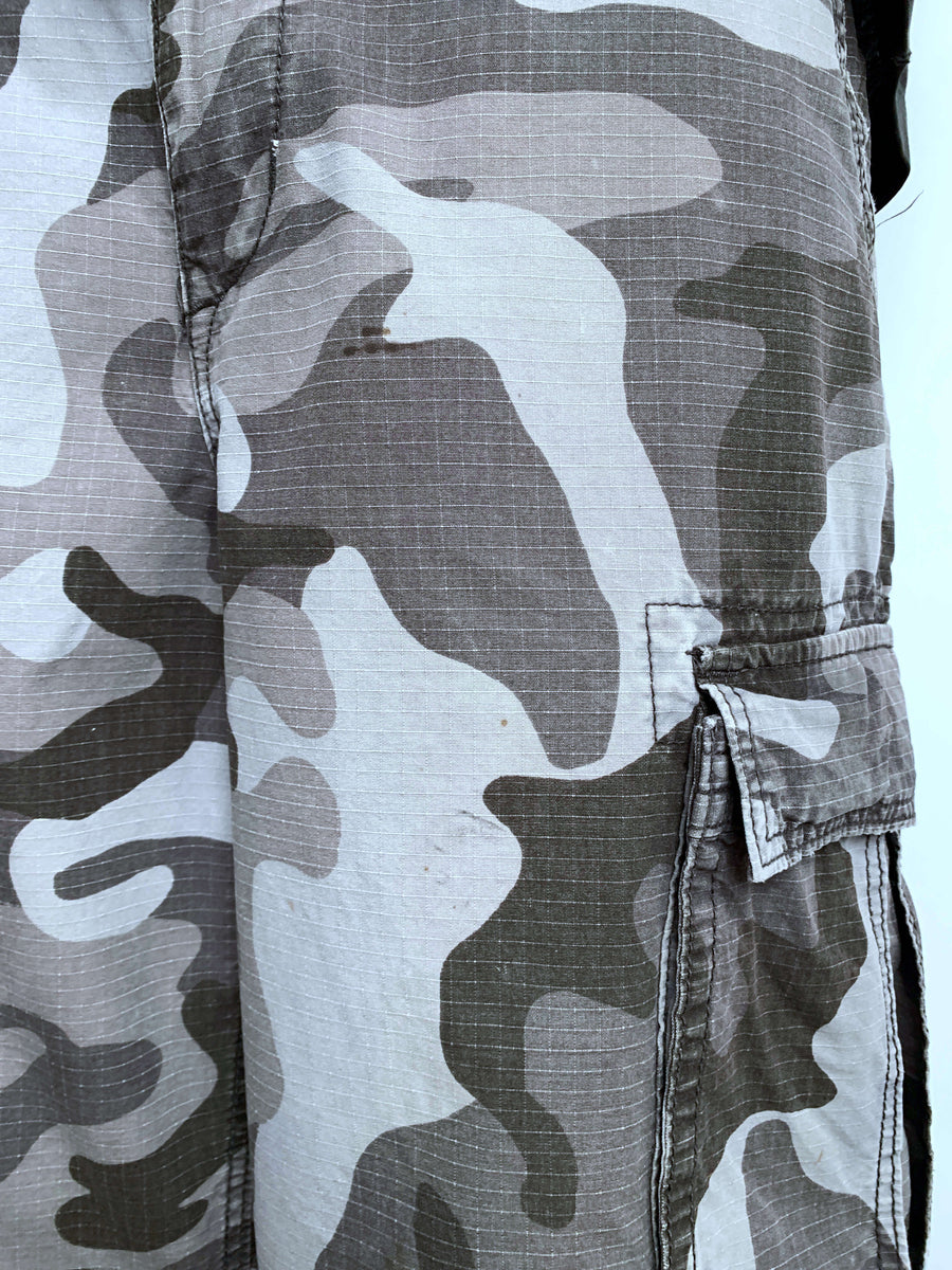 VINTAGE CAMO AMERICAN EAGLE CARGO SHORTS - W36