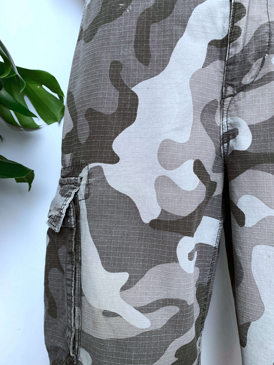 VINTAGE CAMO AMERICAN EAGLE CARGO SHORTS - W36