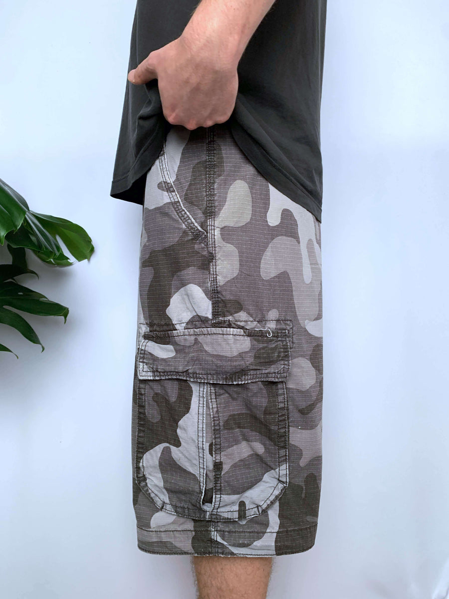 VINTAGE CAMO AMERICAN EAGLE CARGO SHORTS - W36