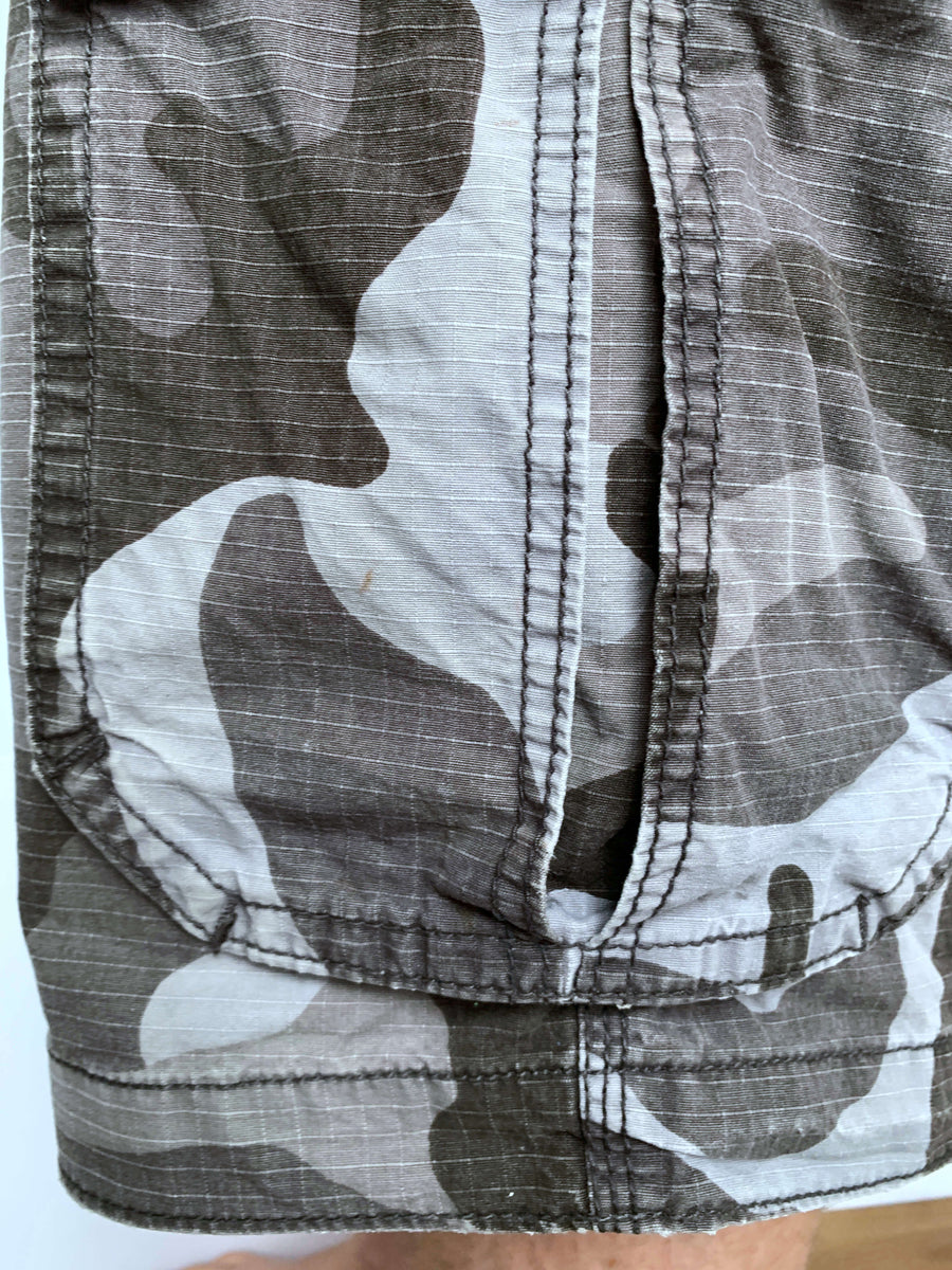 VINTAGE CAMO AMERICAN EAGLE CARGO SHORTS - W36