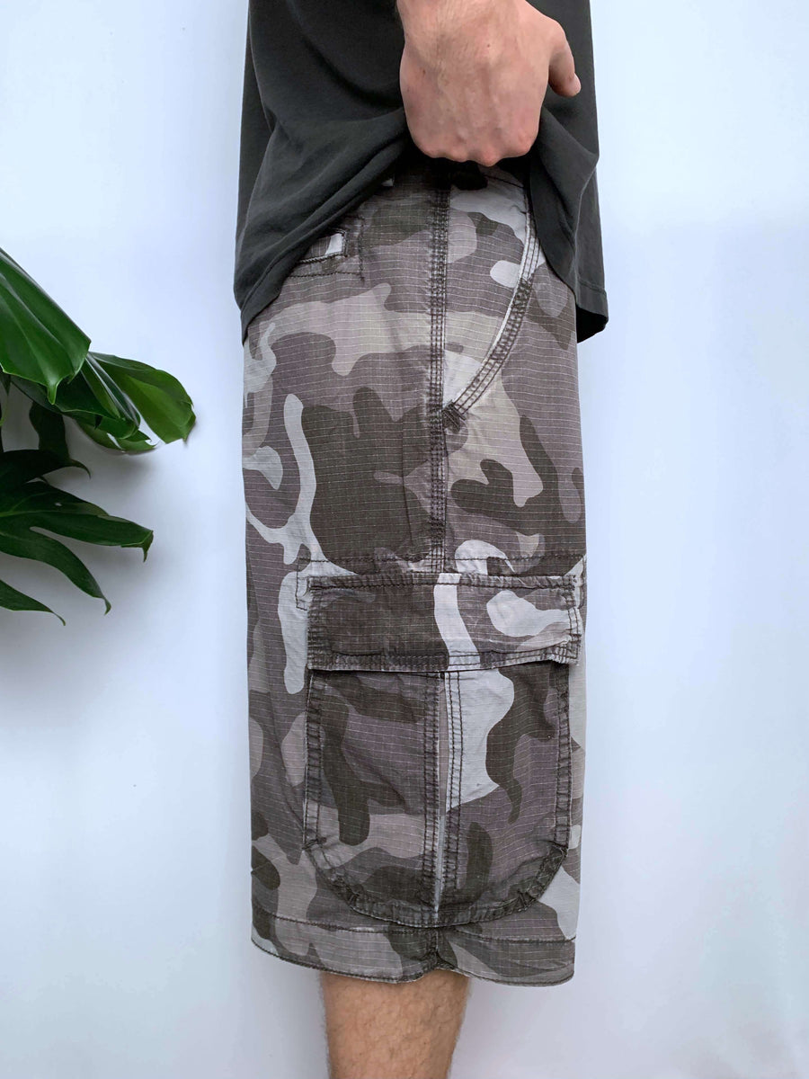 VINTAGE CAMO AMERICAN EAGLE CARGO SHORTS - W36
