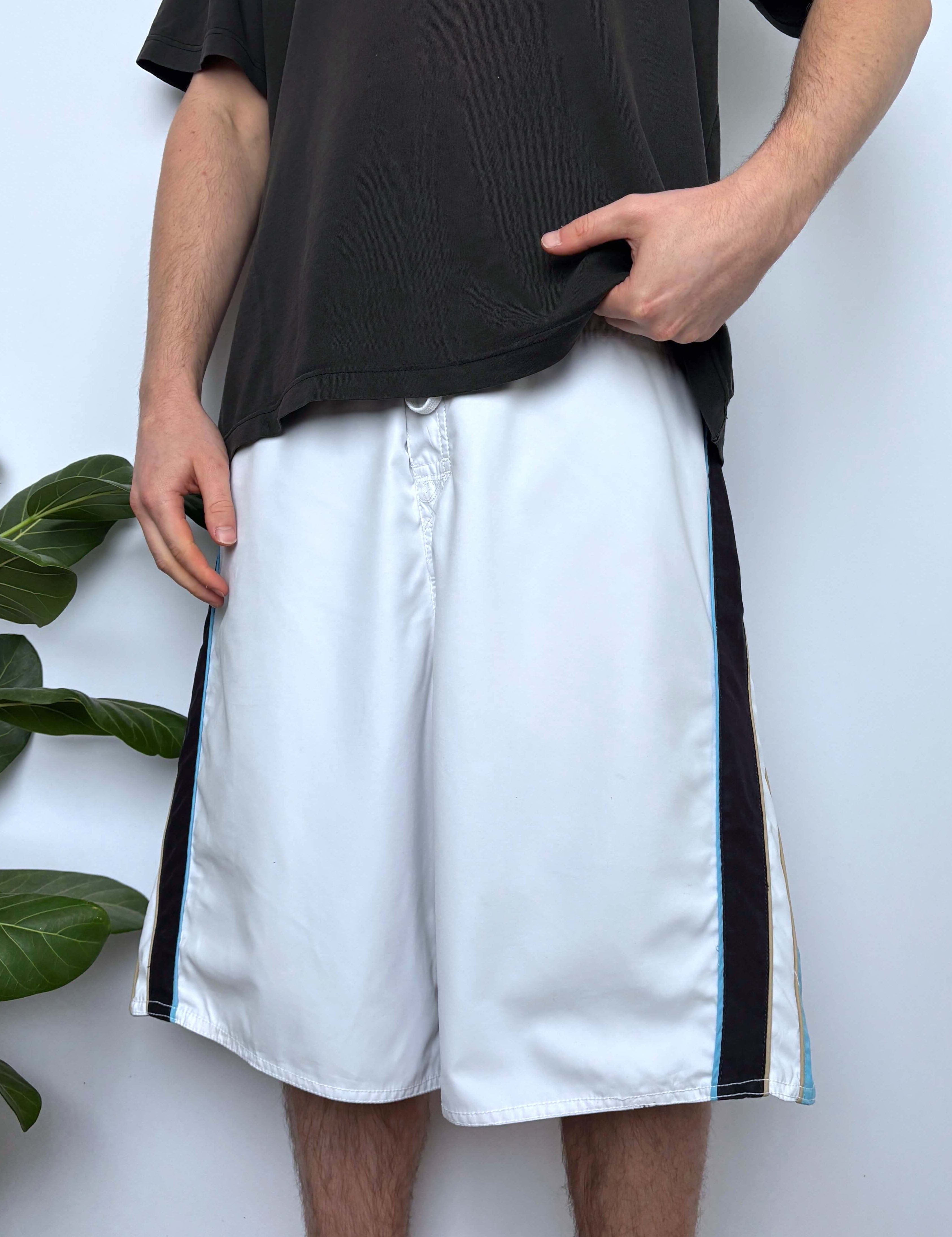 Y2K QUIKSILVER EMBROIDERED SIDE PANEL BOARDIES - W37