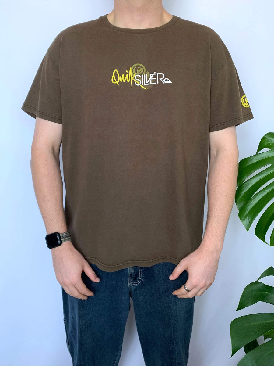 VINTAGE QUIKSILVER SPELLOUT GRAPHIC TEE - L