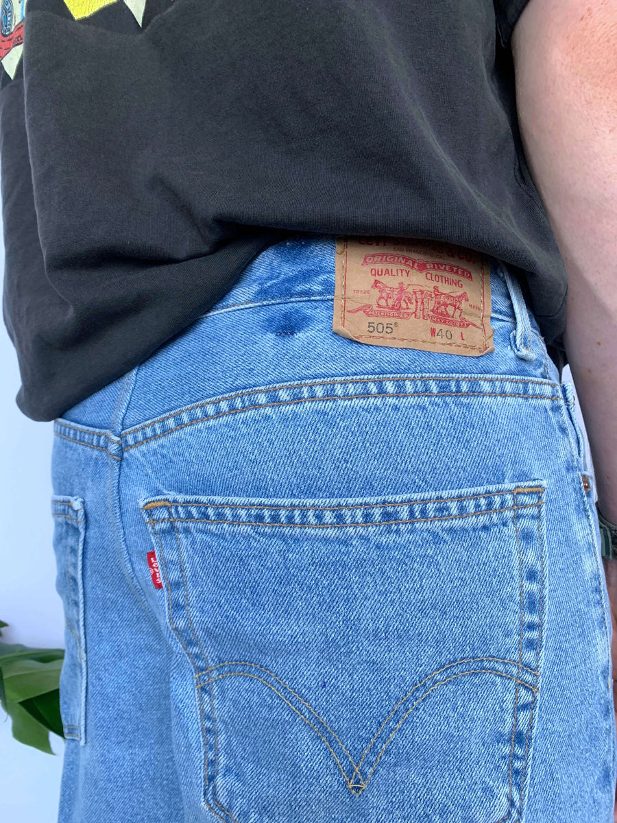 VINTAGE LIGHT WASH RED TAB LEVIS JORTS - W31