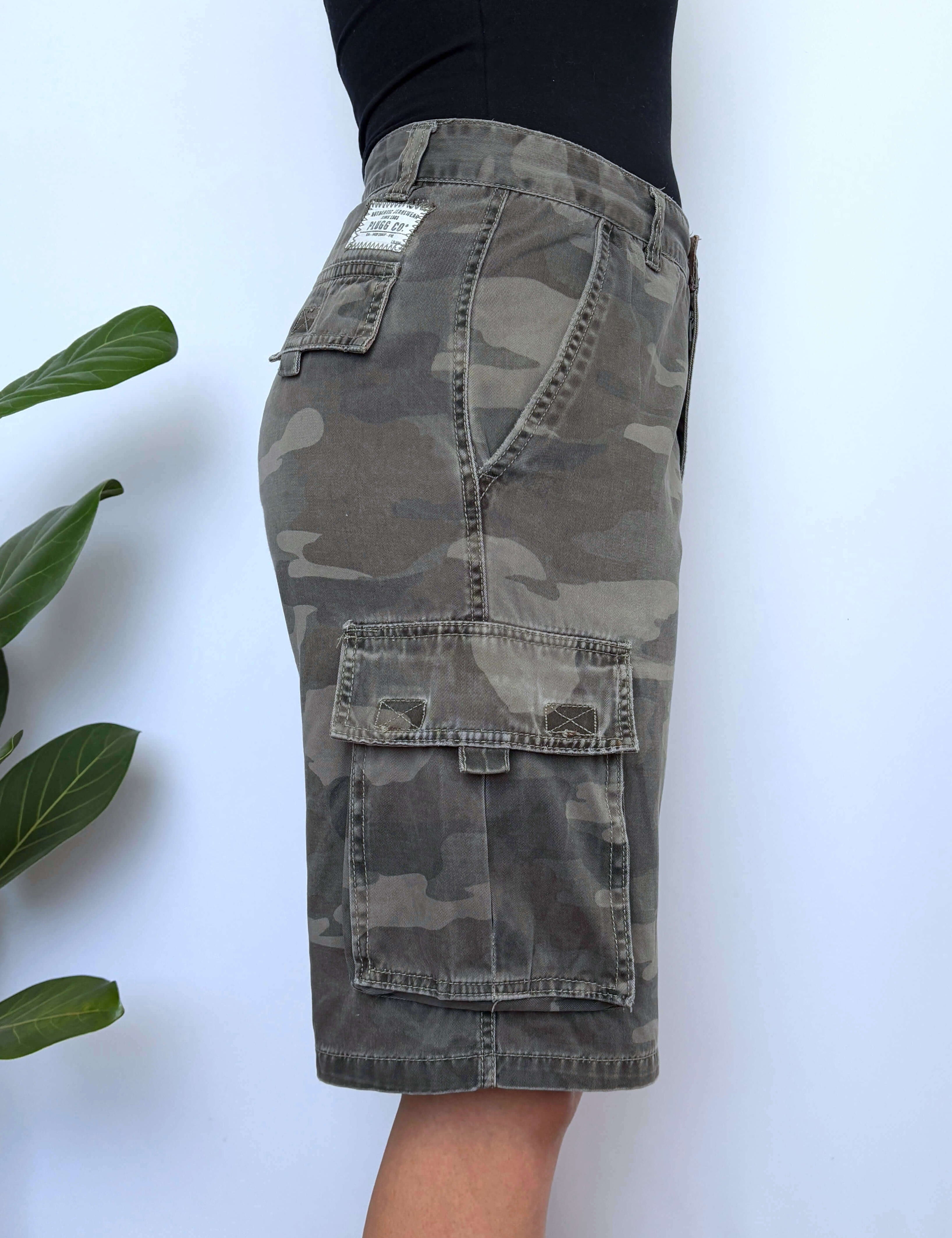 VINTAGE PLUGG CAMO CARGO SHORTS - W30
