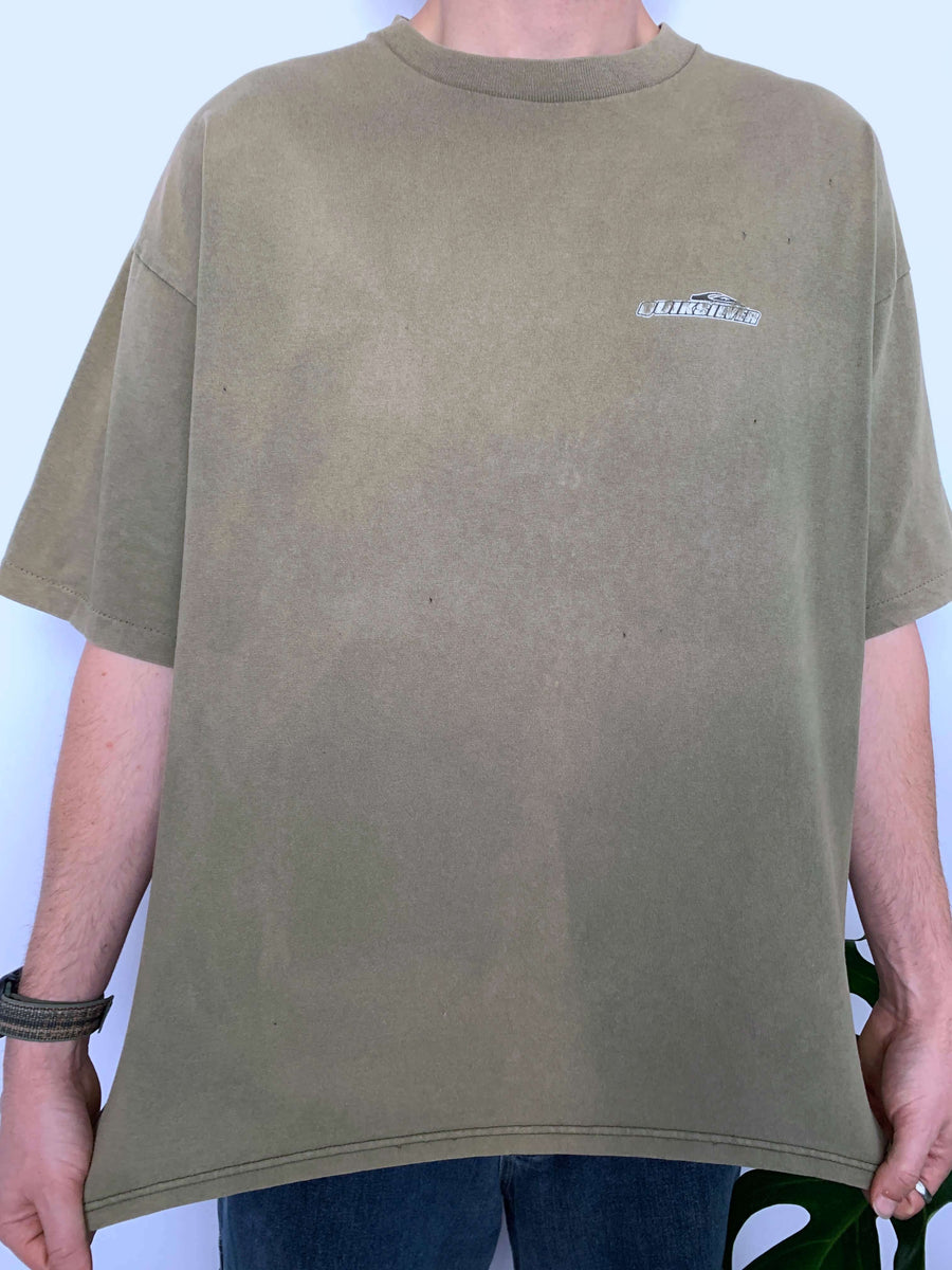 KHAKI 90S QUIKSILVER SPELLOUT GRAPHIC TEE - XL