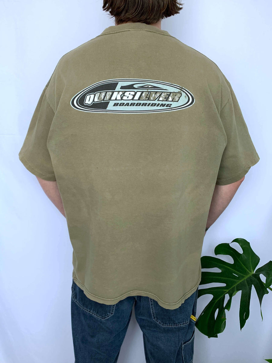 KHAKI 90S QUIKSILVER SPELLOUT GRAPHIC TEE - XL