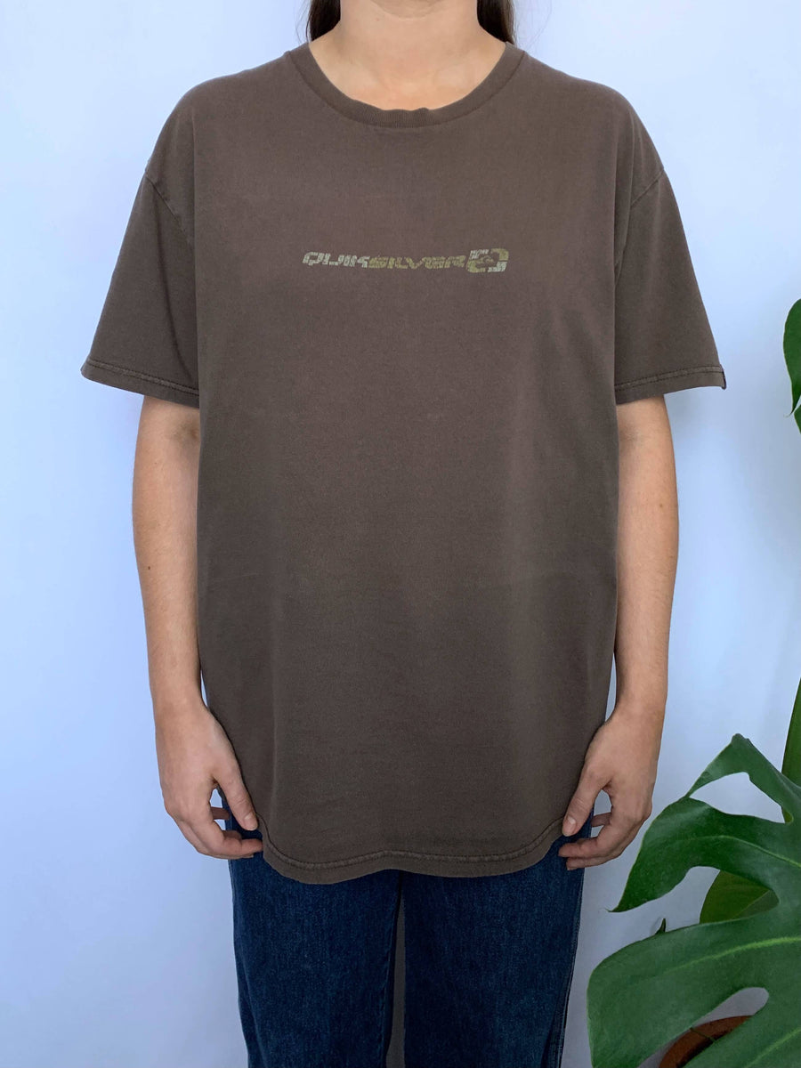 COMFY BROWN VINTAGE QUIKSILVER SPELLOUT TEE - M