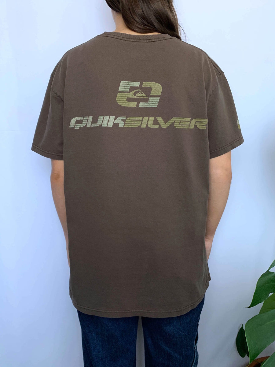 COMFY BROWN VINTAGE QUIKSILVER SPELLOUT TEE - M