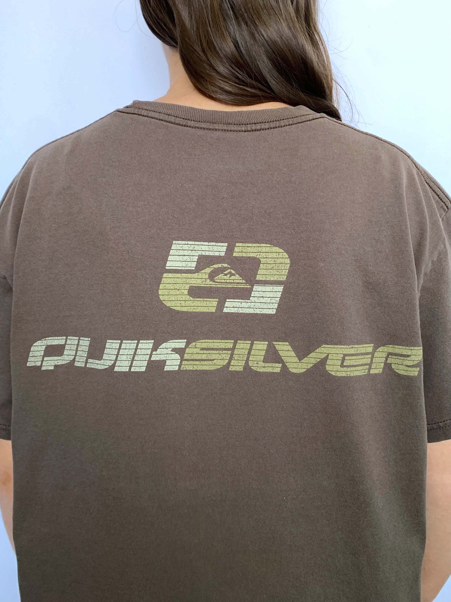 COMFY BROWN VINTAGE QUIKSILVER SPELLOUT TEE - M