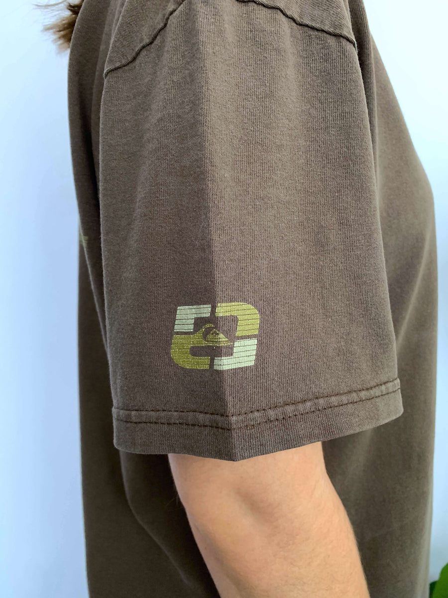 COMFY BROWN VINTAGE QUIKSILVER SPELLOUT TEE - M