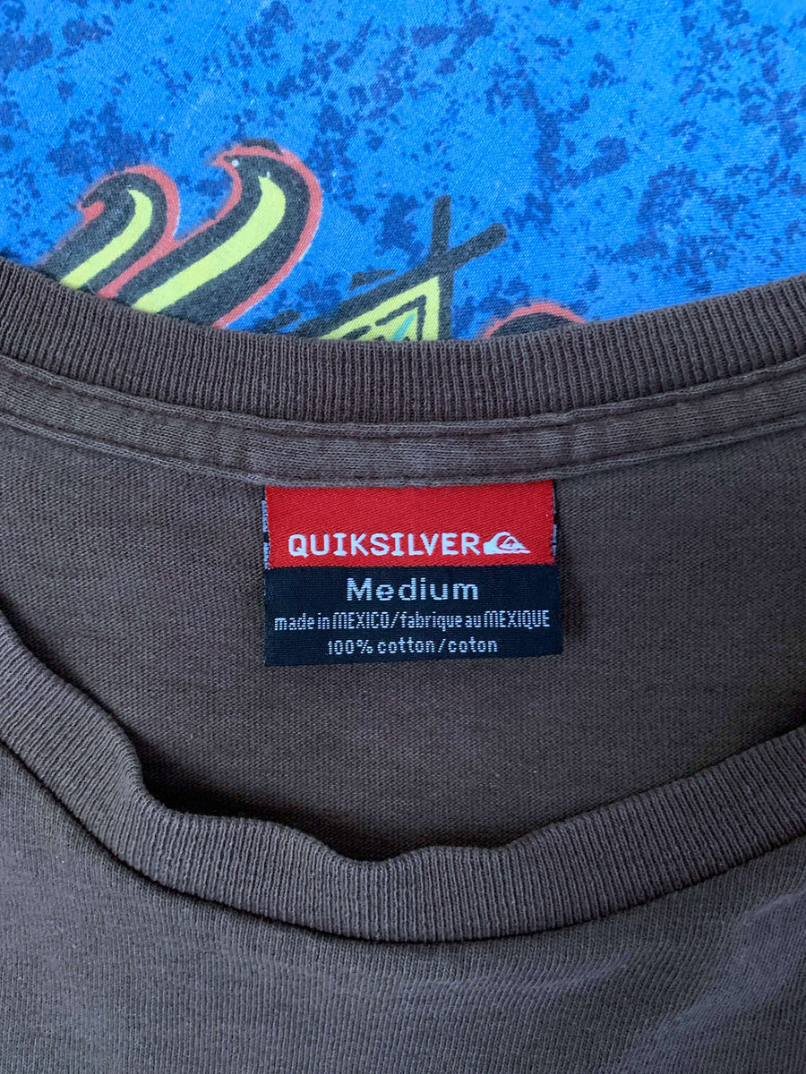 COMFY BROWN VINTAGE QUIKSILVER SPELLOUT TEE - M