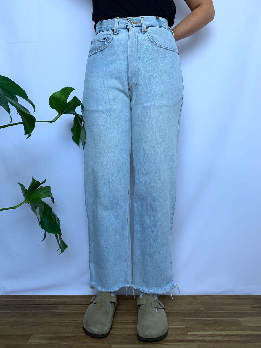 VINTAGE LIGHT WASH LEVIS JEANS - W27