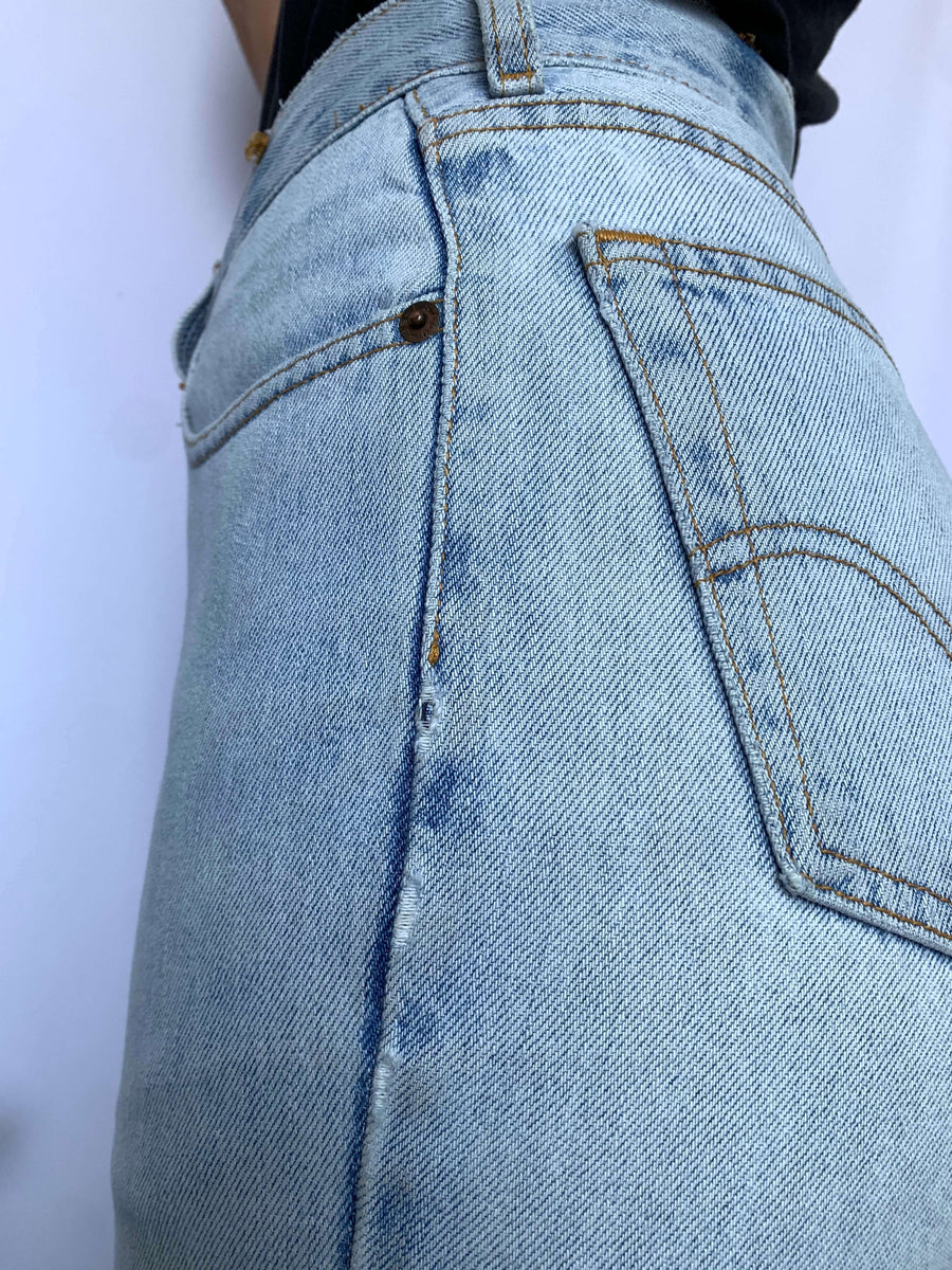 VINTAGE LIGHT WASH LEVIS JEANS - W27