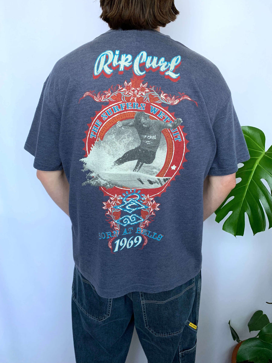 RARE 90S RIP CURL 'THE SURFERS WETSUIT' HUGE GRAPHIC TEE - L